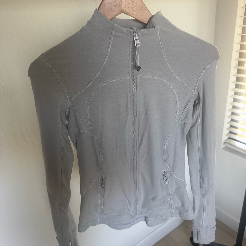 EUC-lululemon define jacket in silver grey Sz 4
